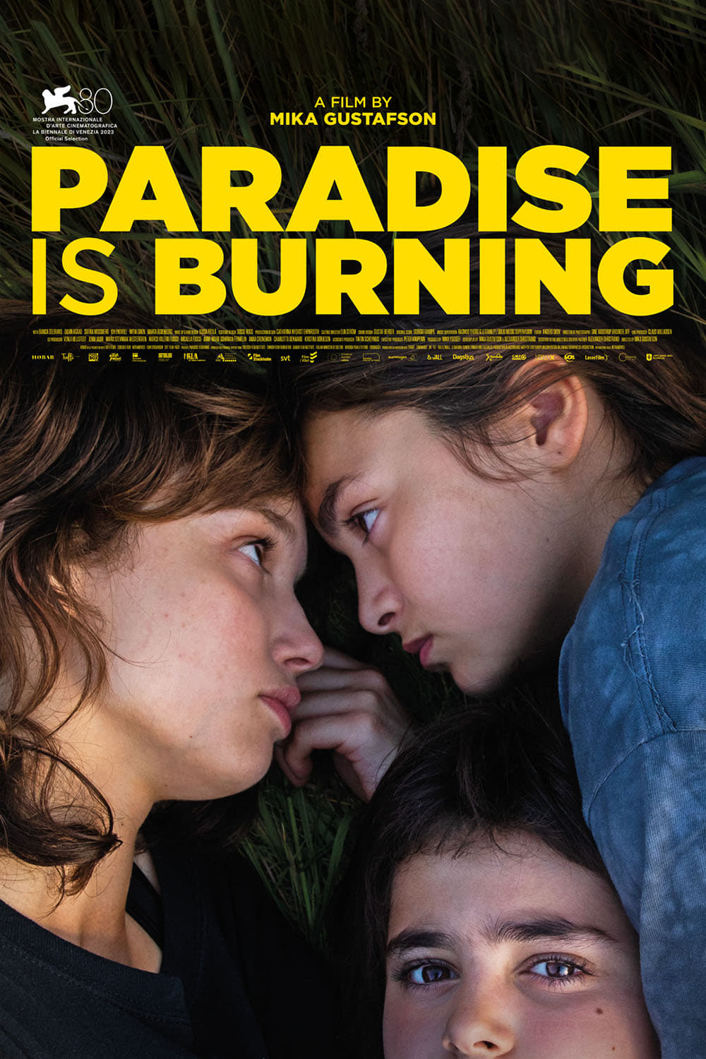 Affiche du film "Paradise is Burning"